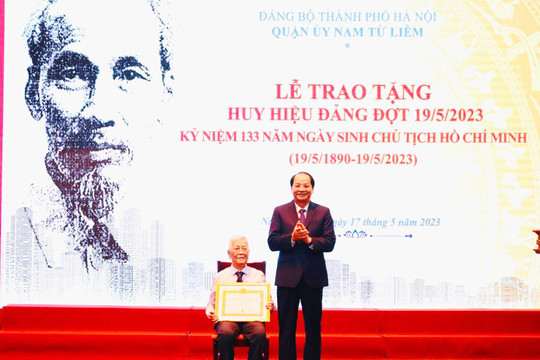 184 đảng viên quận Nam Từ Liêm vinh dự nhận Huy hiệu Đảng