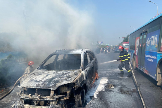 Xảy ra vụ cháy ô tô thứ ba trong ngày Hà Nội nắng nóng gay gắt