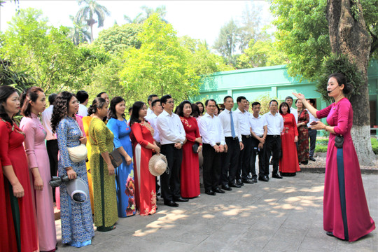 Hà Nội: Đoàn đại biểu Đảng ủy các khối vào Lăng viếng Chủ tịch Hồ Chí Minh