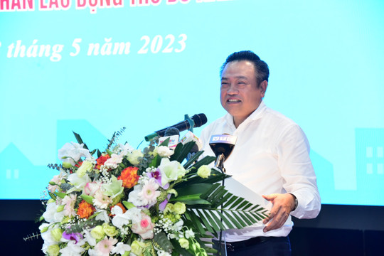 Chủ tịch UBND thành phố Hà Nội đối thoại với công nhân, lao động