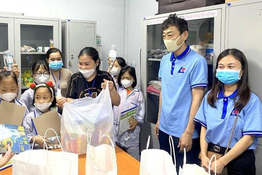 Tập đoàn Logitem Việt Nam tặng quà cho bệnh nhi tại Viện Huyết học - Truyền máu Trung ương