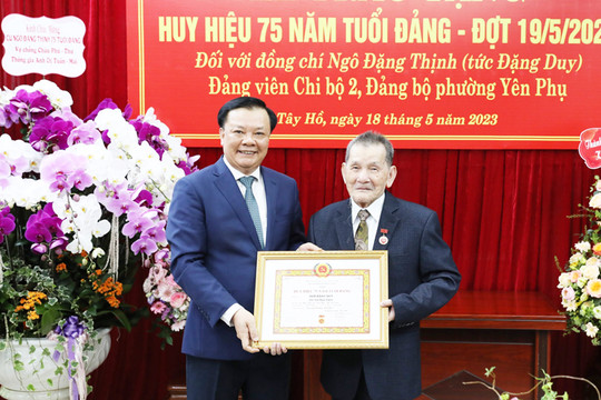 Bí thư Thành ủy Đinh Tiến Dũng trao Huy hiệu 75 năm tuổi Đảng tặng đồng chí Ngô Đặng Duy