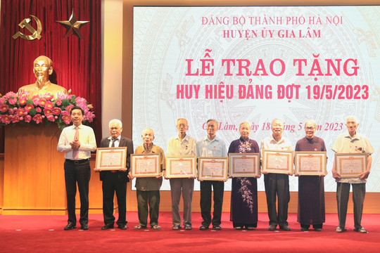 Gia Lâm tổ chức trao Huy hiệu Đảng cho 211 đảng viên