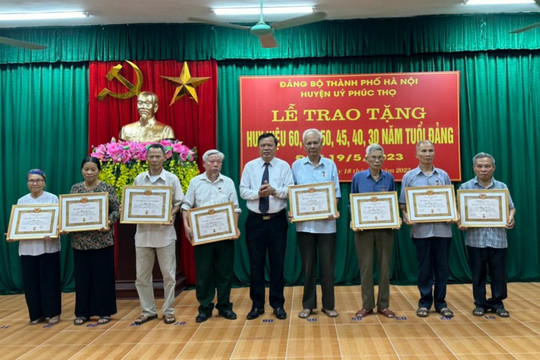 Huyện ủy Phúc Thọ trao tặng Huy hiệu Đảng đợt 19-5 cho 137 đảng viên