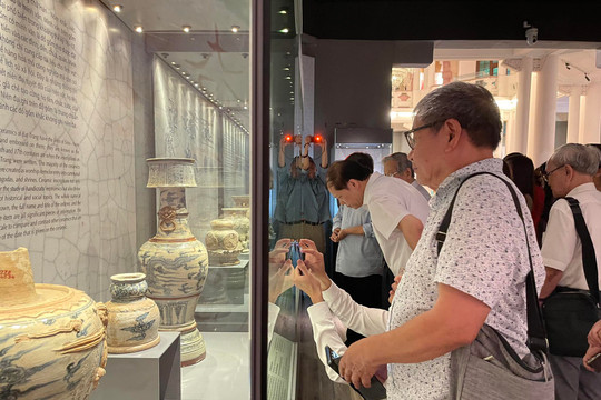 Cổ vật kể chuyện “Gốm cổ Bát Tràng” tại Bảo tàng Lịch sử quốc gia