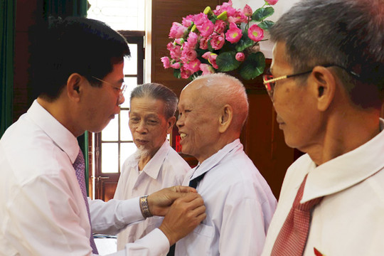 Huyện ủy Quốc Oai trao Huy hiệu Đảng đợt 19-5 tặng 118 đảng viên