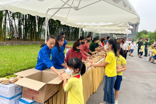 Tặng 20.000 suất quà cho người dân và du khách vào Lăng viếng Chủ tịch Hồ Chí Minh