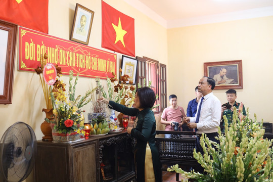 Quận Tây Hồ dâng hương tưởng niệm Chủ tịch Hồ Chí Minh