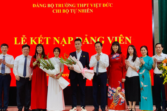 Quận Hoàn Kiếm: 2 học sinh THPT Việt Đức vinh dự được kết nạp Đảng