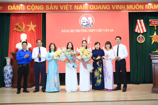 Thêm hai học sinh ưu tú Trường THPT Chu Văn An vinh dự được kết nạp Đảng