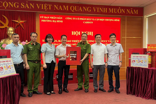 Quận Thanh Xuân: Tiếp nhận trang thiết bị chữa cháy cho 94 điểm chữa cháy cơ sở
