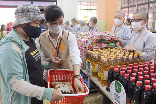 “Phiên chợ Từ tâm” giúp đỡ 500 công nhân có hoàn cảnh khó khăn