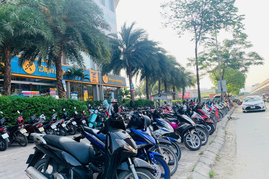 Nhiều “chướng ngại vật” trên đường Nguyễn Xiển