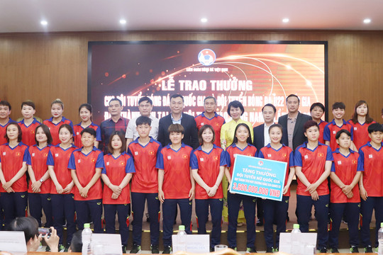 Đội tuyển bóng đá nữ Việt Nam và U22 Việt Nam nhận thưởng 8 tỷ đồng