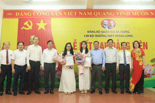 Hai học sinh Trường THPT Thăng Long vinh dự đứng trong hàng ngũ của Đảng
