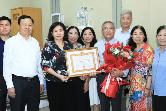 Phó Bí thư Thường trực Thành ủy trao Huy hiệu 80 năm tuổi Đảng tặng đảng viên lão thành