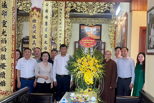 Trưởng ban Dân vận Thành ủy Hà Nội Đỗ Anh Tuấn chúc mừng Đại lễ Phật đản