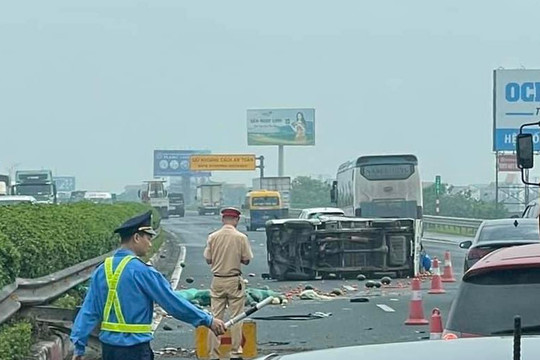 Không ai thương vong trong vụ xe tải lật nghiêng trên cao tốc Pháp Vân