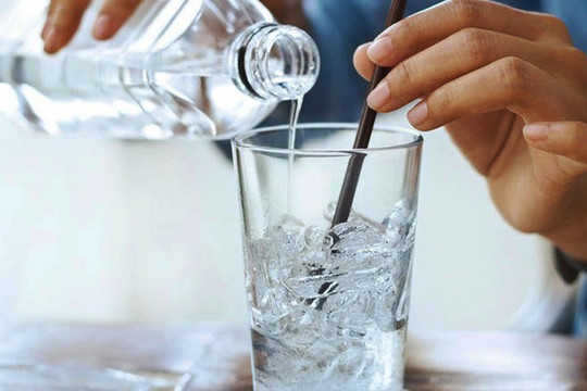 Bác sĩ tại nhà: Tác hại khi uống nước đá