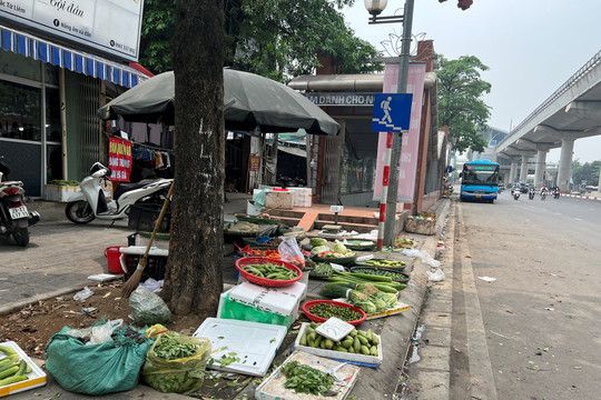 Hầm bộ hành khu vực cổng chợ đầu mối Minh Khai bị chiếm dụng
