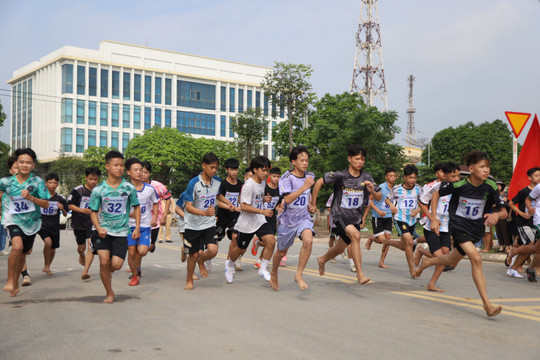 Gần 200 VĐV tham gia Ngày chạy Olympic và phát động Giải chạy Báo Hànộimới mở rộng huyện Ba Vì