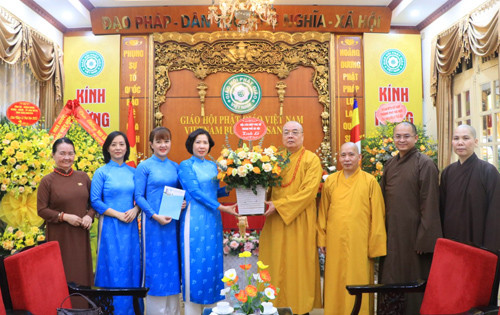 Hội Liên hiệp phụ nữ thành phố Hà Nội chúc mừng Đại lễ Phật đản