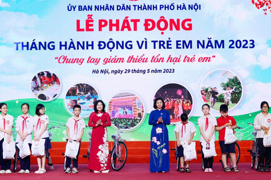 Trao nhiều phần quà giá trị tại Lễ phát động Tháng hành động Vì trẻ em thành phố Hà Nội