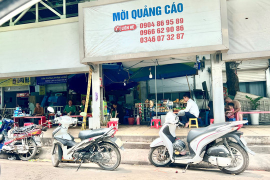 Nhà chờ xe buýt khu vực Trường Đại học Công nghiệp Hà Nội bị chiếm dụng