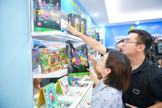 Trưng bày hơn 1.000 sản phẩm giúp nhận diện sách và đồ chơi thật - giả