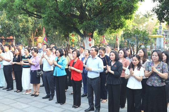 Đoàn đại biểu Quốc hội chuyên trách 63 tỉnh, thành dâng hương và tặng quà tại Mê Linh