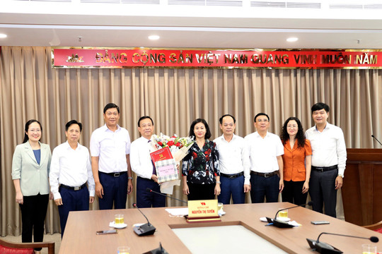 Trao quyết định nghỉ hưu đối với đồng chí Trịnh Huy Thành và Nguyễn Hữu Hoàng