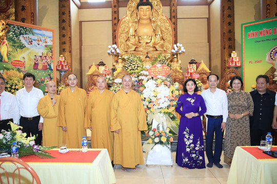 Phó Bí thư Thường trực Thành ủy Nguyễn Thị Tuyến chúc mừng Đại lễ Phật đản