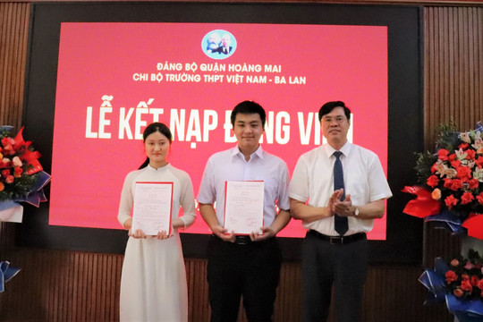 Quận Hoàng Mai đã kết nạp được 8 đảng viên mới là học sinh