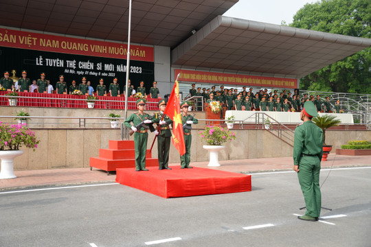 Trung đoàn 692 tuyên thệ chiến sĩ mới
