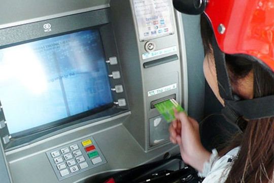 Cảnh giác thủ đoạn lừa đảo chuyển tiền hộ tại cây ATM