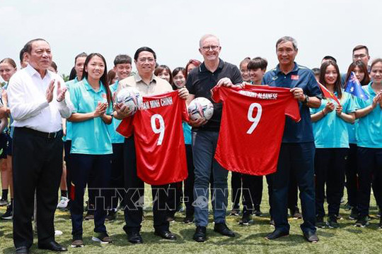 Thủ tướng Phạm Minh Chính, Thủ tướng Australia A.Albanese giao lưu với đội bóng đá nữ của 2 nước