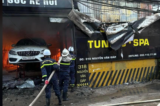 Dập tắt đám cháy gara ô tô ở quận Nam Từ Liêm