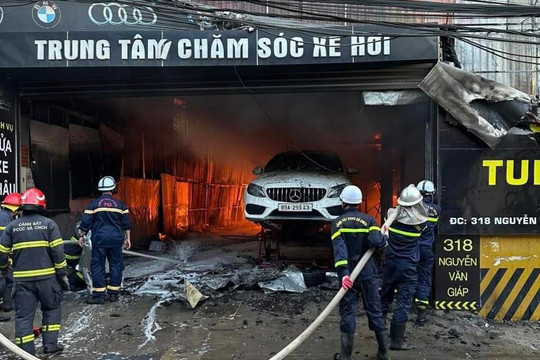 Không ai thiệt mạng trong đám cháy gara ô tô ở quận Nam Từ Liêm