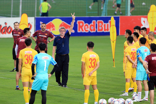 Đội tuyển Việt Nam và U23 Việt Nam tập trung buổi đầu tiên dưới thời HLV Philippe Troussier