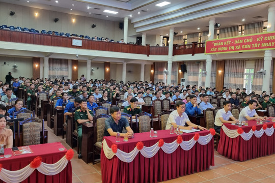 Hơn 400 đảng viên Sơn Tây dự sinh hoạt chính trị kỷ niệm 75 năm Ngày Chủ tịch Hồ Chí Minh ra Lời kêu gọi Thi đua ái quốc
