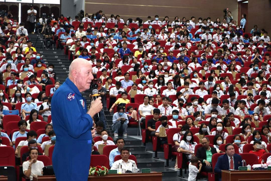 Hơn 2.000 học sinh, sinh viên giao lưu với phi công vũ trụ NASA