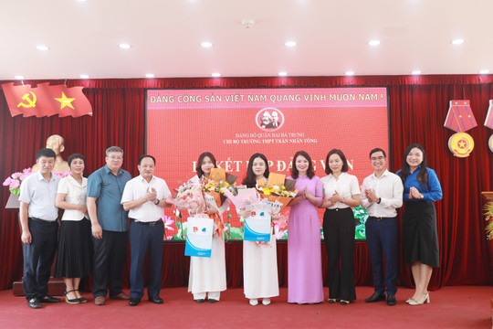 Hai học sinh Trường THPT Trần Nhân Tông vinh dự đứng trong hàng ngũ của Đảng