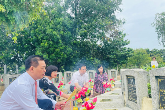 Đoàn đại biểu thành phố Hà Nội dâng hương tri ân các Anh hùng liệt sĩ tại tỉnh Tây Ninh
