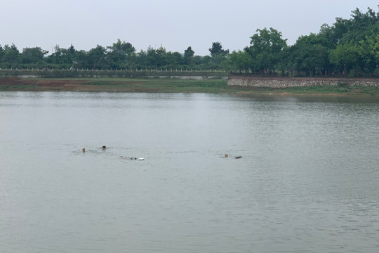 Làm gì để phòng chống đuối nước tại hồ Tân Xã, huyện Thạch Thất?