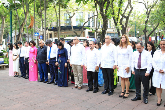 Đoàn đại biểu cấp cao Thành ủy La Habana (Cuba) đặt hoa tưởng niệm Anh hùng dân tộc Cuba José Martí