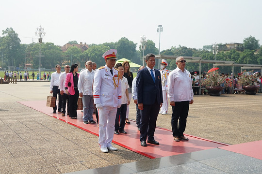 Đoàn đại biểu cấp cao Thành ủy La Habana viếng Chủ tịch Hồ Chí Minh