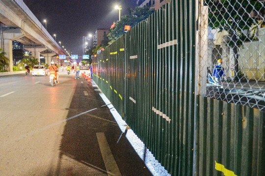 Hà Nội: "Lô cốt" dài 60m, rộng 6m mọc lên trong đêm trên đường Nguyễn Trãi