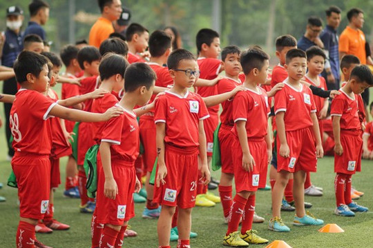64 cầu thủ nhí được chọn vào các đội tuyển bóng đá trẻ Hà Nội