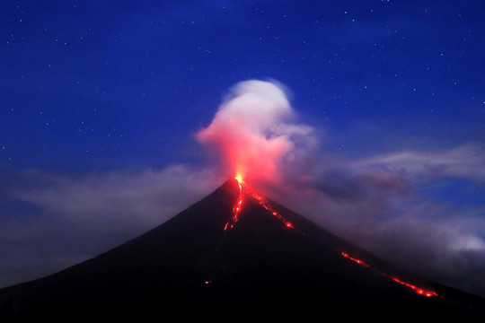 Philippines: Núi lửa Mayon phun trào, hàng chục nghìn người trong khu vực nguy hiểm
