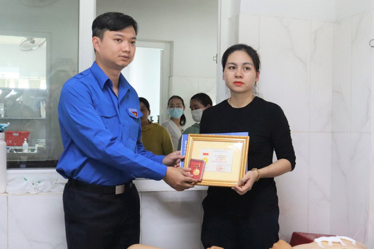 Trao tặng và truy tặng Huy hiệu “Tuổi trẻ dũng cảm” cho các chiến sĩ tại Đắk Lắk